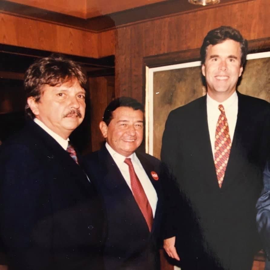 Rafael Vega Jácome con el Gobernador Jeb Bush